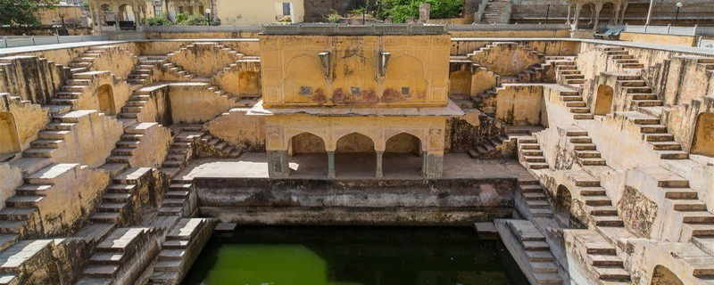 Panna Meena ka Kund 